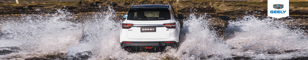 Carro Geely pasando por río